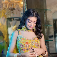 A close-up of the soft, pretty makeup for the Haldi look.