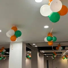 Here’s how I decorated the main office floor. Tricolor balloon clusters were hung from the ceiling throughout the workspace, ensuring the entire team could feel the festive spirit of Independence Day.