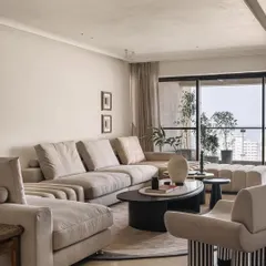 The living area of Kanso House, with its expansive sea view, is a study in quiet luxury. The neutral palette, comfortable low-slung sofa, and thoughtfully curated art pieces create a space that is both sophisticated and deeply inviting, perfect for family gatherings or quiet contemplation.