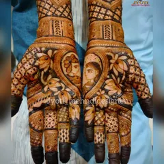A full bridal design centered around a heart-shaped frame holding the bride and groom's portraits. The rest of the hands are filled with intricate traditional patterns.