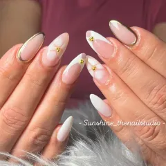 An elegant and sophisticated design. This set features a milky white ombre with a delicate gold chrome outline and 3D floral accents.