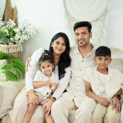 A family portrait should feel like a warm hug. I focus on capturing the real bond between you and your loved ones in a relaxed, comfortable setting, creating a timeless piece of art for your home.