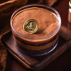 The Cocoa Caramel tub features deep cocoa layers balanced with a smooth, rich caramel. A classic combination for those who love a sweet and decadent treat.