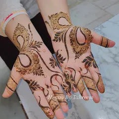 A perfect example of an elegant and modern Arabic henna design. The flowing vines, paisley motifs, and delicate floral elements create a beautiful, spaced-out pattern that is both stylish and sophisticated.