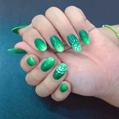 A closer look at the detail in this green ombre and line art design, created by one of our students during their nail course.