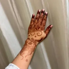 The lovely final stain of an Arabic floral design. The color is warm and even, showing the quality of the natural henna.