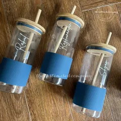 These personalized glass sippers feature a stylish blue silicone sleeve and a bamboo lid with a straw. They are a great option for corporate gifting, combining modern design with practical personalization.
