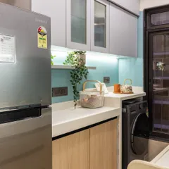 We designed this kitchen to include a dedicated space for the washing machine, seamlessly integrating it next to the fridge and under the countertop.