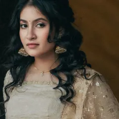 My bride Kavya asked for a soft and glowy look with statement eyes for her engagement. I focused on creating a radiant base with defined eyes to bring her vision to life.