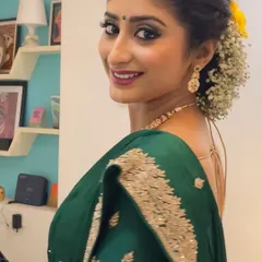 A beautiful smile from my engagement bride. For this look, we chose a classic winged liner and a deep berry lip, paired with a traditional gajra hairstyle for a touch of timeless elegance.