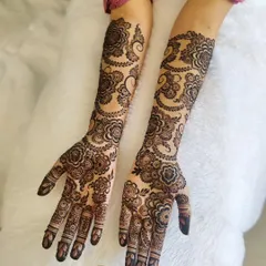 Many brides are now choosing bold and beautiful Arabic henna designs. This style uses flowing floral and paisley patterns with more open space, creating an elegant and modern look that extends from the palms to the forearms.