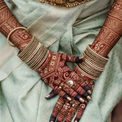 The combination of a deep henna stain against a light-colored saree is absolutely breathtaking. This photo captures the beautiful contrast and the richness of the final color.