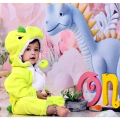 Another angle from the dinosaur setup, showing the baby interacting with the props. I use different elements to keep the child engaged and capture a variety of natural expressions.