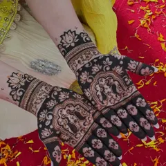 This design is for the modern bride who loves traditional motifs. It features classic dulha-dulhan figures in a contemporary, spaced-out layout.