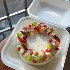 A light and refreshing fresh fruit bento cake, topped with seasonal fruits like kiwi, grapes, and pomegranate seeds.