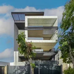 This builder floor project in Gurugram is a perfect blend of sustainability, minimalism, and modern aesthetics. The cube form design, rendered in clean white and elegant grey tones, maximizes space and visual impact.