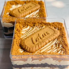 My Choco Biscoff Mousse Cake tub is pure heaven. I layer rich chocolate cake with a velvety Lotus Biscoff mousse, a swirl of Biscoff spread, and crunchy Biscoff crumbs.