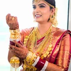 For this bride, we chose a minimal makeup look to let her natural beauty and stunning gold jewellery shine. This shows that South Indian bridal makeup can be both traditional and subtle.