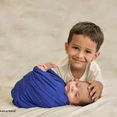 The first meeting between siblings is a memory to hold onto forever. I gently guide these interactions to capture the pure, unfiltered love and curiosity as your older child meets their new best friend.