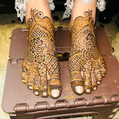 A full view of the matching designs on both feet. The patterns are symmetrical and beautifully executed.