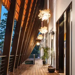 At Tellado Villas, this semi-open passageway is where structure and nature meet. The rhythmic wooden beams and warm, ambient lighting create a tranquil transition, demonstrating our focus on crafting experiences, not just buildings.