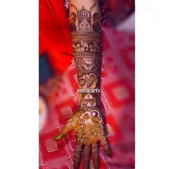 This custom design tells a story through symbols, incorporating a significant date, palace architecture, and peacocks to represent the couple's journey.