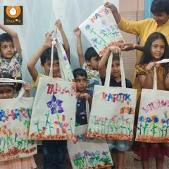 Our 4 to 6-year-olds had so much fun turning everyday vegetables into art supplies. Here they are, proudly showing off the tote bags they decorated using veggie printing, a perfect blend of creativity and resourcefulness.