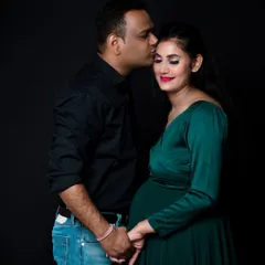 A tender forehead kiss is a classic pose for a reason. It beautifully captures the affection and excitement of the parents-to-be. I focus on creating a comfortable space where these natural emotions can shine.