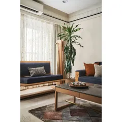 In the heart of the informal living room, a custom oak wood sofa and a floor-standing swing create a relaxed and stylish atmosphere. The design focuses on natural materials and comfort.