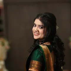 A lovely over-the-shoulder pose from this Sakarpuda bride. Her soft curls and natural makeup highlight her happy and relaxed demeanor.