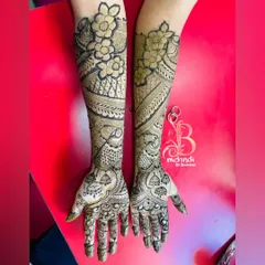 A bold floral design that stands out. Large, shaded flowers at the top of the arms flow into a mix of modern and traditional patterns, including delicate leaf motifs and jaal work.