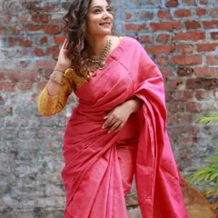 This candid, happy shot captures the easy-to-wear vibe of the saree. My goal was to show that traditional wear can be comfortable and stylish for everyday elegance.