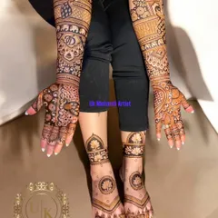 This bridal mehandi set includes simple and elegant lotus designs for the feet, which perfectly complement the heavier work on the hands.