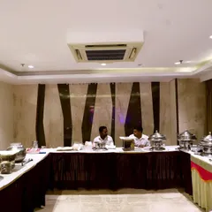 In addition to decor, we also manage catering services, providing a complete buffet setup for your event.