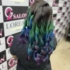 Another angle of this incredible mermaid-inspired hair color. The blend of green, blue, and purple tones, styled in soft waves, creates a magical, multi-dimensional effect.