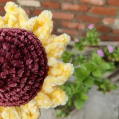A close-up on the rich texture of the velvet yarn used for the sunflower.