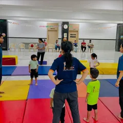 A coach provides instructions to a group of attentive toddlers. We maintain a low student-to-coach ratio to ensure every child receives the guidance and attention they need to learn safely and effectively.