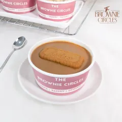 The Lotus Biscoff Cake Tub is pure comfort. It features layers of soft vanilla sponge, creamy Biscoff-infused mousse, and a topping of crunchy Biscoff crumbs for a delightful texture.