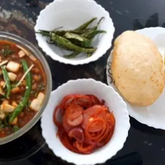 Nothing beats a weekend meal of homemade chole bhature, and my tangy pickled onions are the perfect companion. This is how I love to serve it at home, with fluffy bhature, spicy chole, and a generous helping of my crunchy pickled onions.