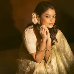 A collection of images from a retro-themed photoshoot with the beautiful actress Sanjana Tiwari. I created a soft, classic hairstyle with side-swept curls and floral accents to match the vintage aesthetic.