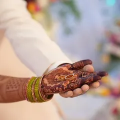 The beautiful, dark mehendi stain captured during a wedding ceremony. This is the result I always aim for with my natural henna.