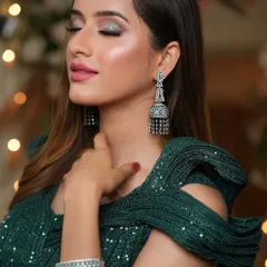 A close-up of this spellbinding look. We teach how to blend eyeshadows seamlessly to create a multi-dimensional smokey eye that catches the light beautifully.