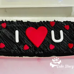 Say it with a brownie! This rich, fudgy brownie is decorated with a simple and sweet "I ❤️ U" message, making it a delicious alternative to a traditional card.