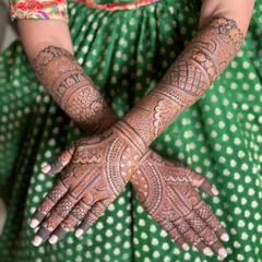 This bridal back-of-hand design is full of intricate details. The patterns are dense and symmetrical, creating a stunning look that complements the front-of-hand design perfectly.
