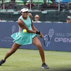 Competing on a new surface like grass for the first time requires peak physical and mental focus. Proper nutrition planning is key to adapting and performing under pressure, like in this WTA 125 match.