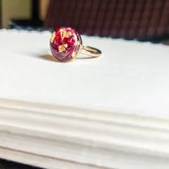 A beautiful ring made with preserved rose petals and gold flakes. This adjustable ring is a delicate and romantic way to keep a special flower close to you always.