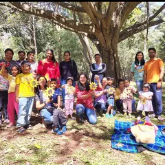 The whole gang posing with their sun-themed crafts! This group shot shows the pride and happiness of the children after a fun session of stories and creative activities.