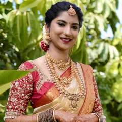 A classic South Indian Muhurtham look for Priyanka. The focus was on creating a luminous base that complemented the richness of her Kanjeevaram saree and temple jewelry.