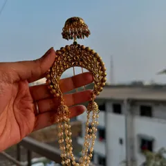 Life isn’t perfect, but your hair can be. This is our beautiful crescent-shaped khopa with hanging pearl chains, perfect for a bridal hairstyle.