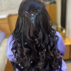 Let your hair do the talking with this glitter hairdo. Perfect for a Sangeet or cocktail night, a touch of hair glitter adds instant party-ready sparkle to soft waves.